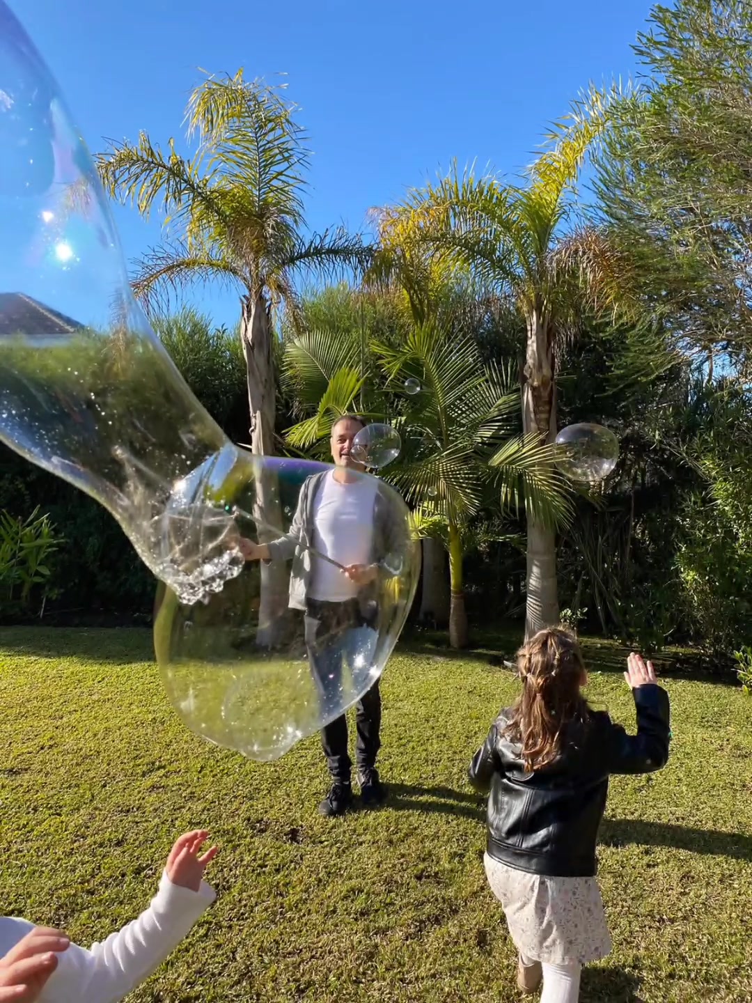 Alejandro realizando un show de magia
