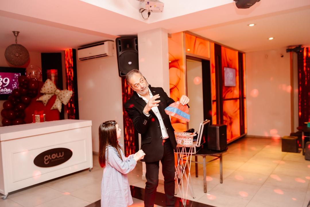 Alejandro realizando un show de magia