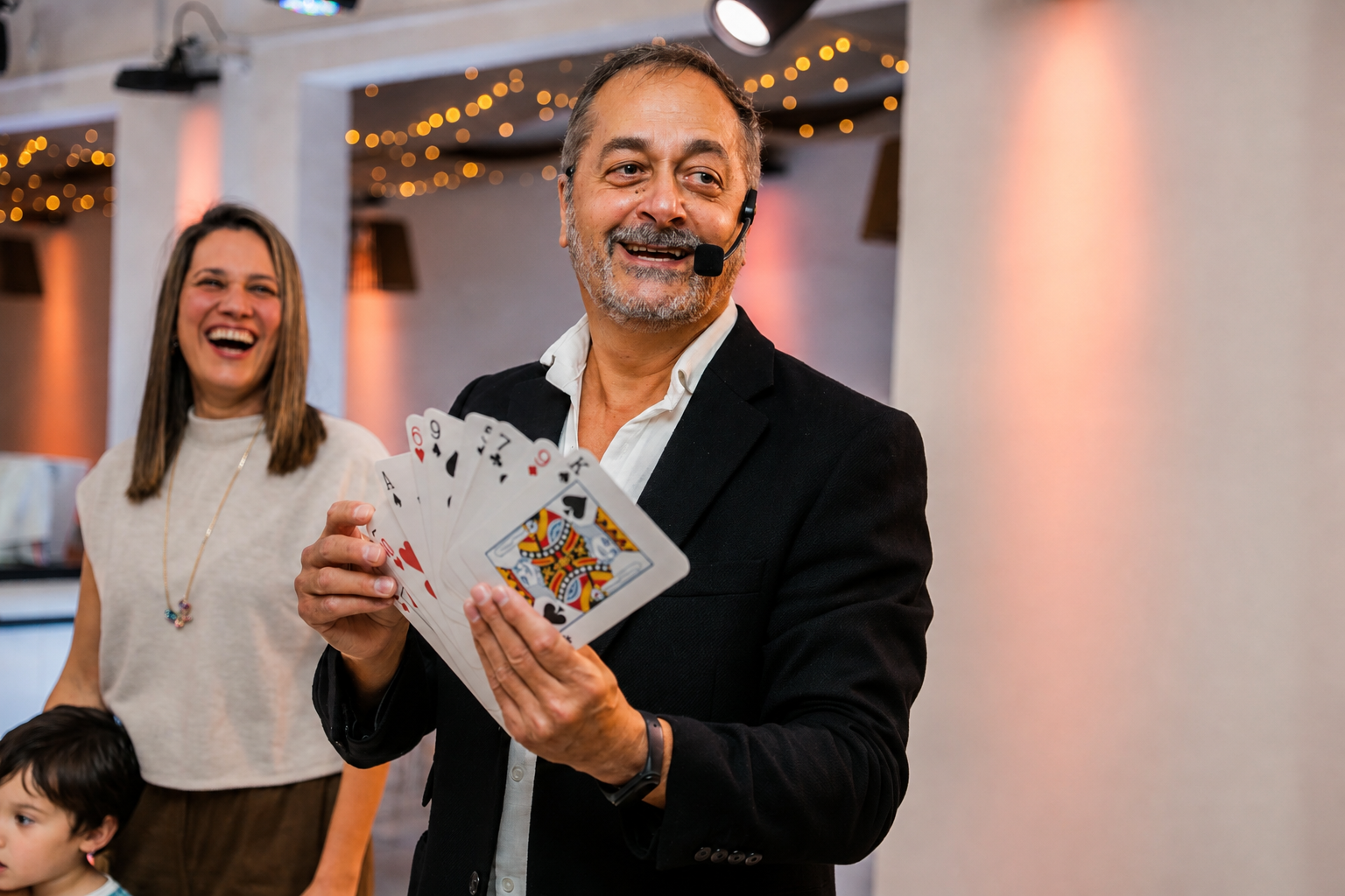 Alejandro Castillo realizando magia con cartas